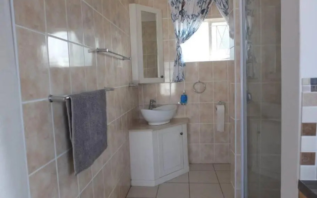 Heron Place sunny self-catering garden flatlet