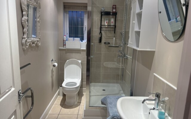 Remarkable 3-bed House in Netley Abbey Southampton