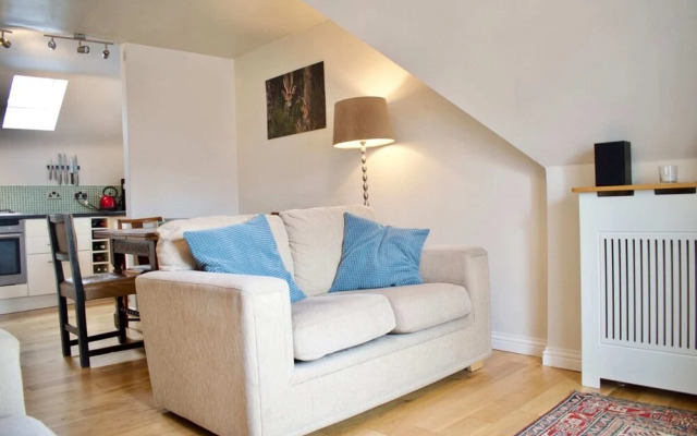 Modern And Charming 2 Bedroom Old Town Apartment
