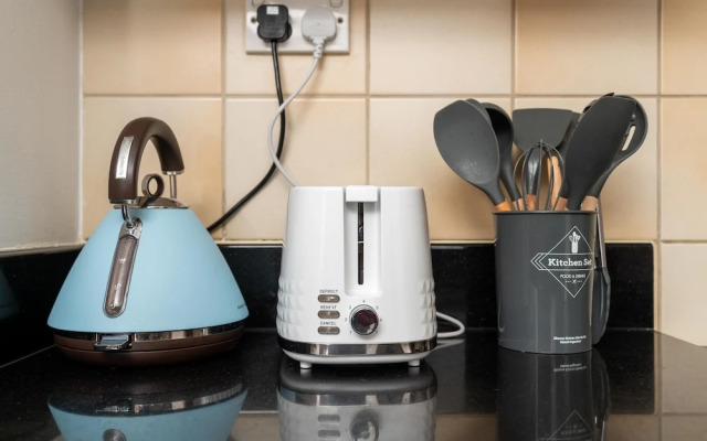 Whitesage - Magnificent Waterfront Apt, Steps From the Beach