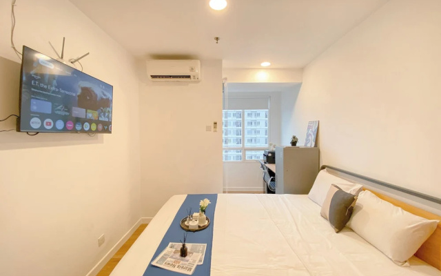 Minimalist And Comfy Studio Apartment At Cinere Bellevue Suites – Guest Rooms – Depok
