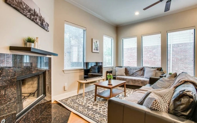 Stunning Oak Lawn Townhouse Close to everything