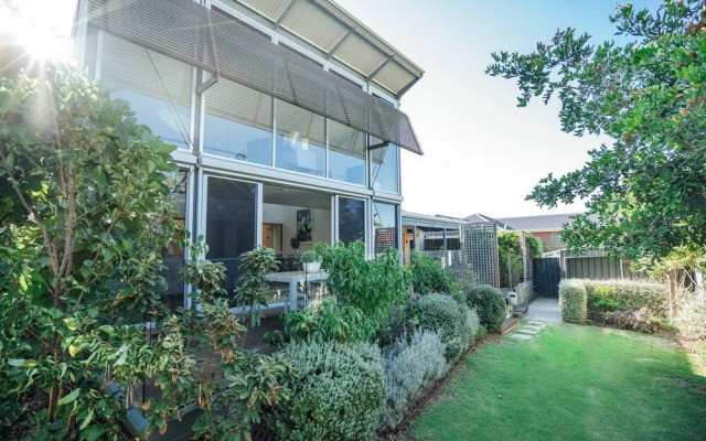 Santorini on Seaview-beachside Living - Sauna - Wifi