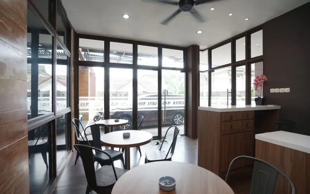 Oyo 932 Griya Mas Residence Syariah