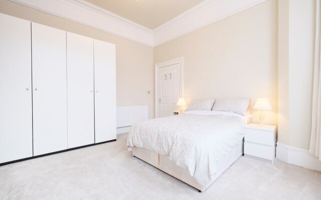 Amazing 3-bedroom Garden Flat for 6 in Ealing