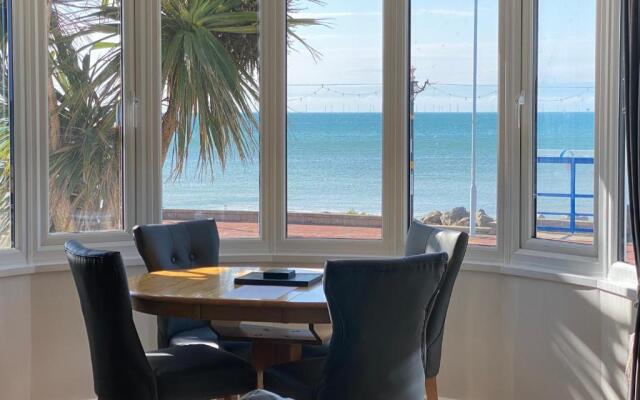 Worthing Beach 180 - 2 bed Seafront With Parking