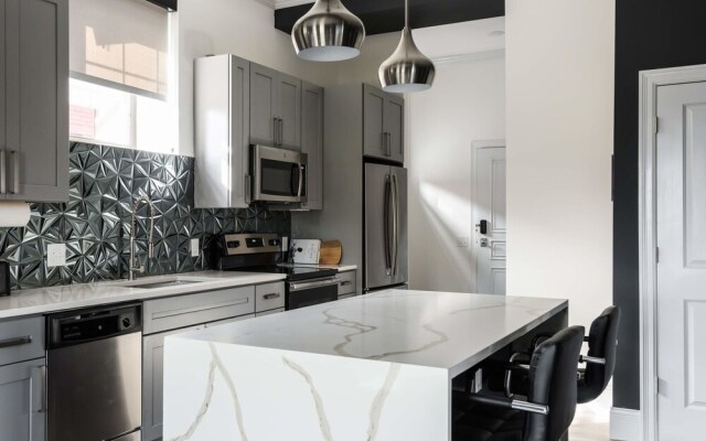 Bordeaux - Luxe LF Square Apts with Rooftop by Zencity