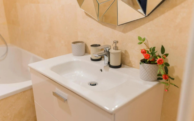 Central 1BR - city view + large balcony + Netflix