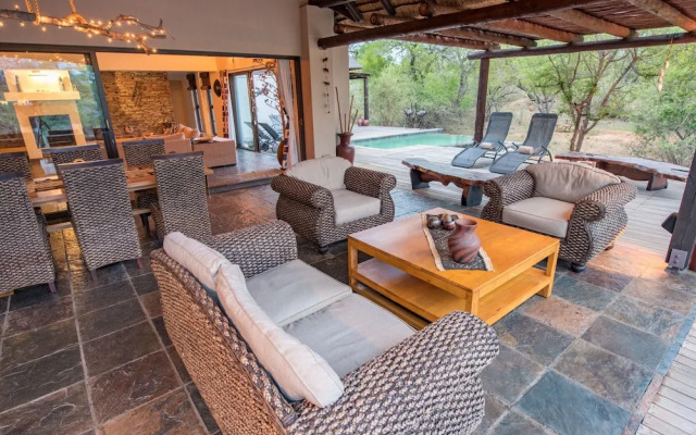 Luxury Villa With a Swimming Pool in Hoedspruit
