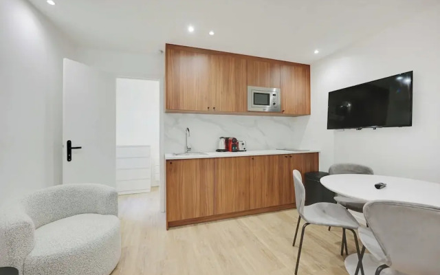 Modern Apartment With Terrace