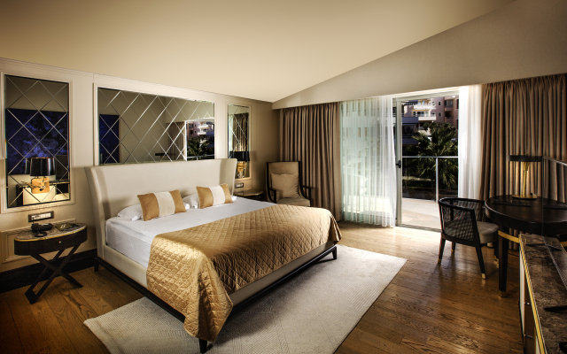 Charisma De Luxe Hotel