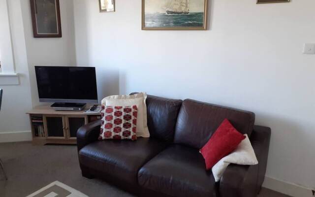 Marina View, Lovely Upper 3 Bedroom Apartment