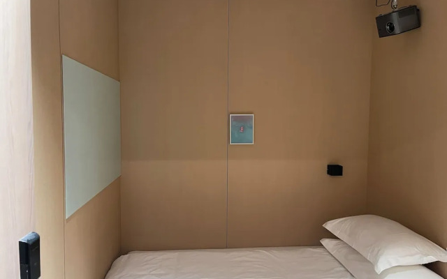 Captain No. 5 Youth Hotel