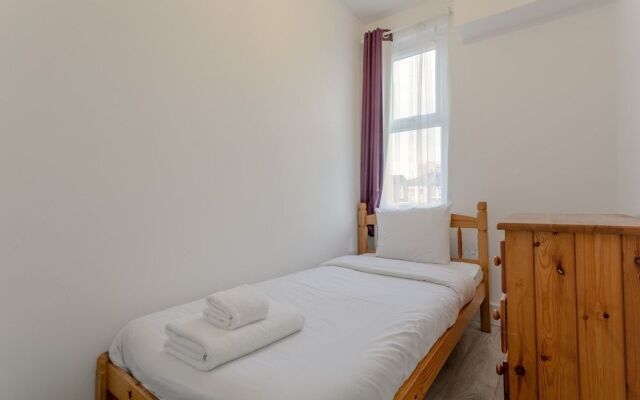 3 Bedroom House In Tooting With Garden