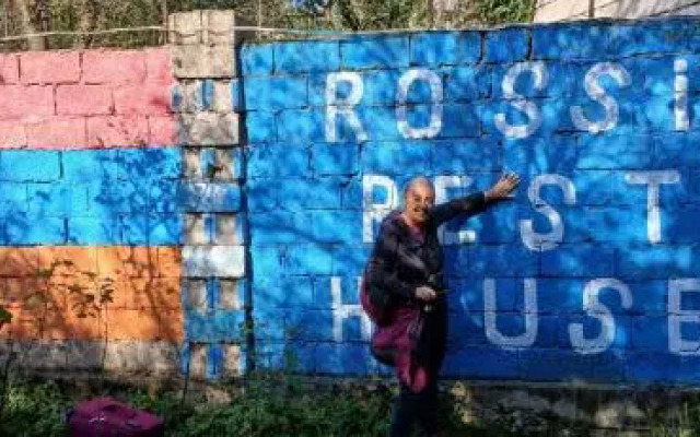 Rossi Rest House By The River