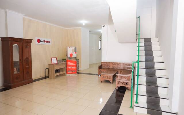 RedDoorz near Plaza Araya 2