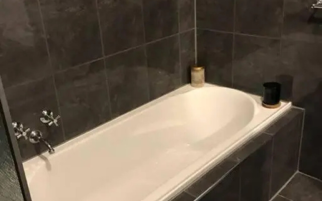 Modern comfort, central 2 bedroom apartment