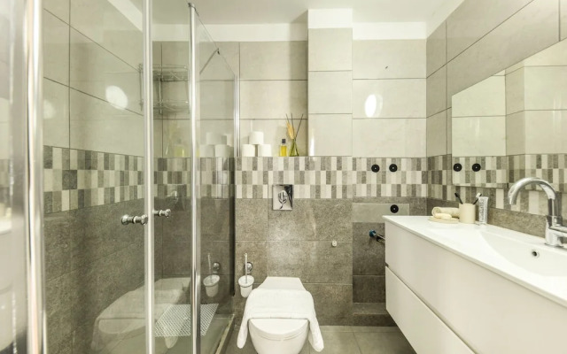 Beachside Charm on Ben Yehuda 2BR Apt