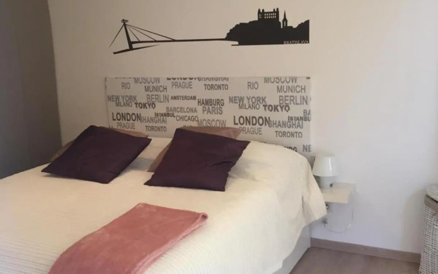 Modern apt, nice view and a walk to city centre