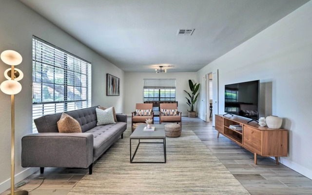 Private Pool, Gas Grill: Chic Glendale Home!