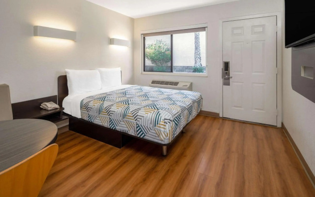 Motel 6 Santa Barbara, CA - State Street