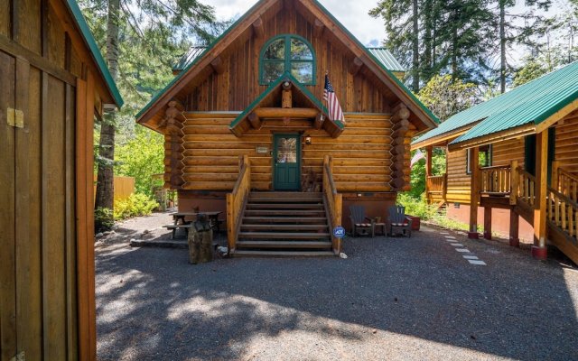 Moosehead Lodge 3 Bedroom Home by NW Comfy Cabins