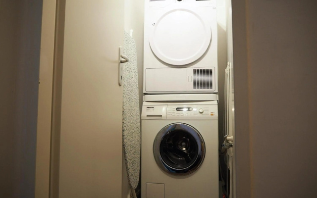 Anastacia Premium Apartment FREE Parking & Self Check-in