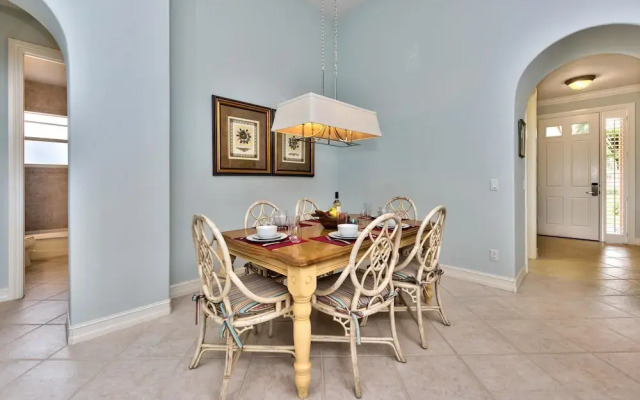Neapolitan - Newly Renovated 3-BR Luxury Home with Private Pool. Enjoy a Fully Equipped Kitchen and Free Wi-Fi