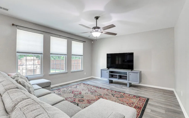 Pet-friendly Ladson Home: 23 Mi to Charleston!