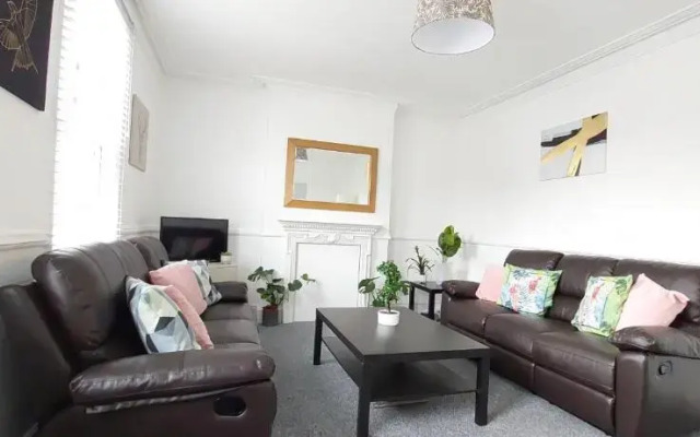 Very spacious two bedroom converted apartment in East Croydon