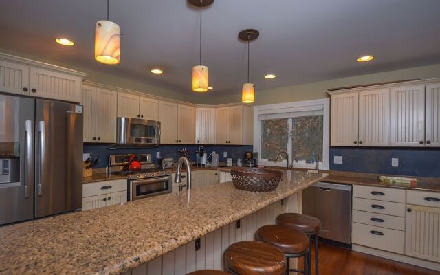 Lakeside Story 6 Bedroom House