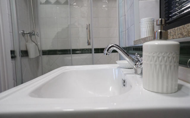 Modern house - air cond, free parking, breakfast