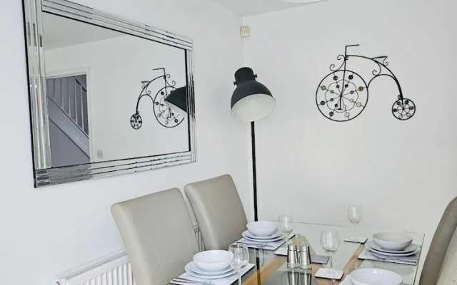 Stylish 3 Bed Home Parking City centre