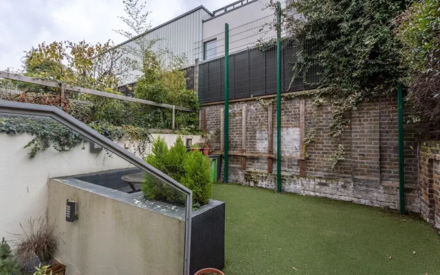 Beautiful 4 Bedroom London Riverside House