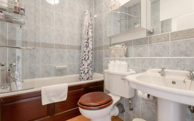 Elegant 2 Bedroom Earls Court Apartment