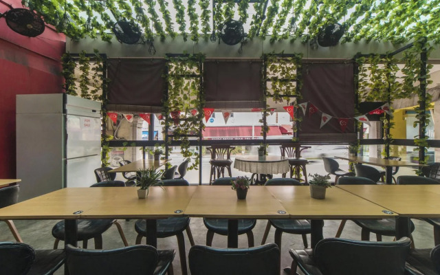 Central 65 Hostel & Cafe