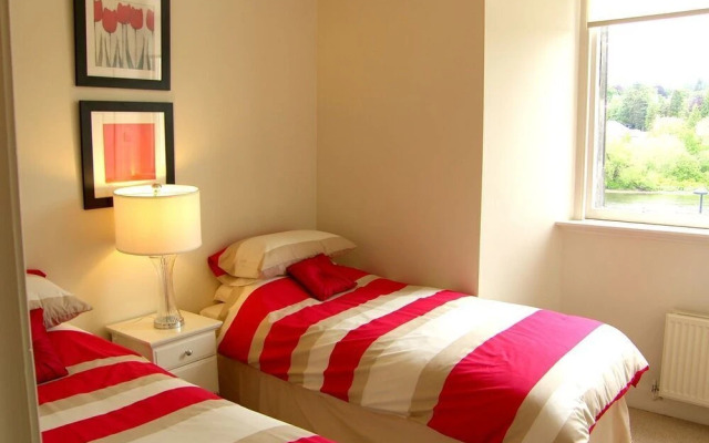 Tay Pearls - River Chambers Apartment