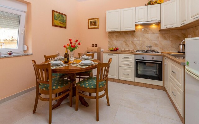 Beautiful Apartment in Sisan With Wifi and 2 Bedrooms