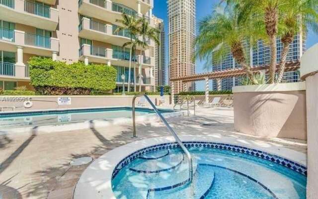 Stylish Modern 2bd 2bth Apt Near the Beach