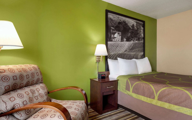 Super 8 by Wyndham Germantown/Milwaukee