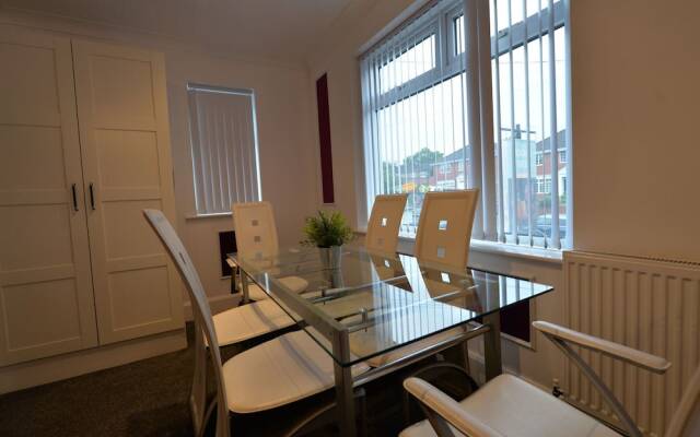 Centrally-located Apartment in Coventry With Netflix