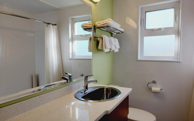James Bay Inn Hotel & Suites