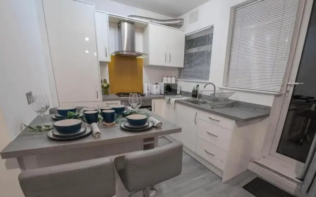 Apartment-sleeps4-parking-balcony