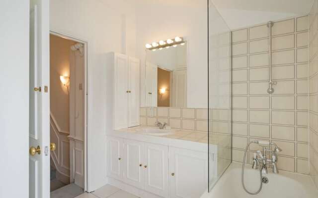 Sophisticated 2-bed, 2-bath apt in Chelsea