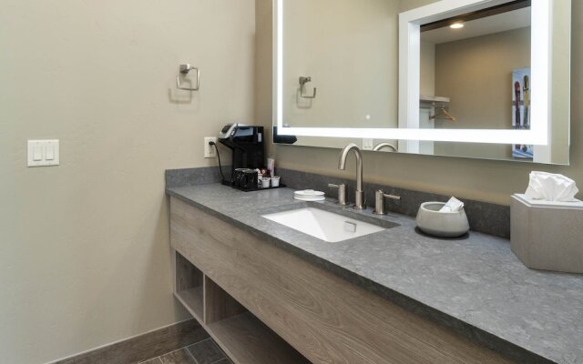 Ski Inn Taphouse Hotel