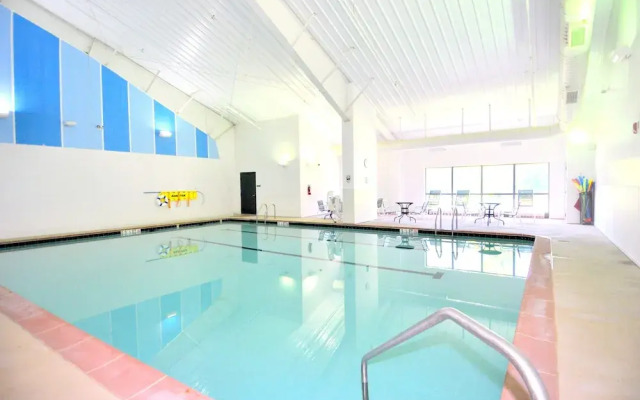 Fox Hollow - Cozy Den With a Hot Tub