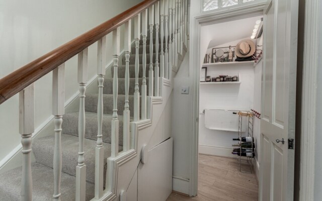 Light And Comfortable Hammersmith Home Ssq