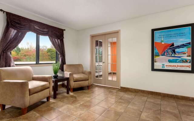 Howard Johnson by Wyndham Waterloo/Cedar Falls