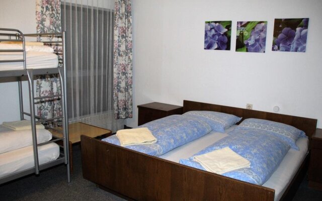 The Treehouse Backpacker Hotel