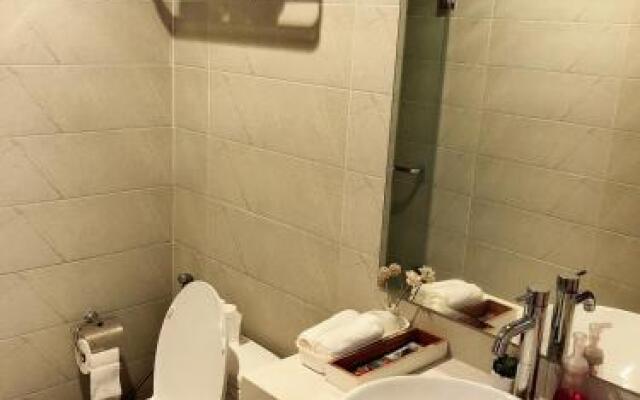 Elegant Parkhill Apt 1